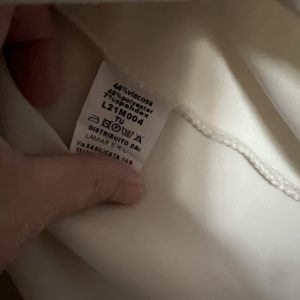 Beige shirt met gouden lijn en knopen